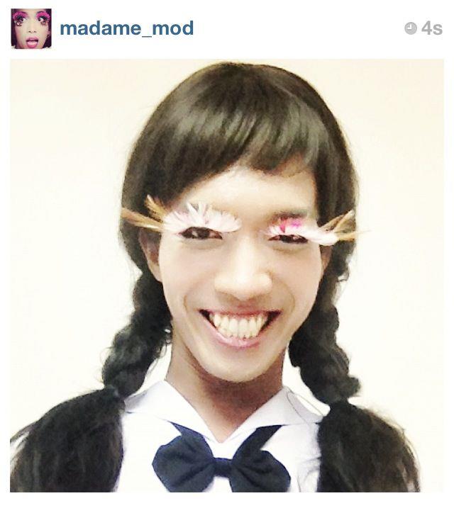 มาดามมดในชุดนักเรียน/นักศึกษา