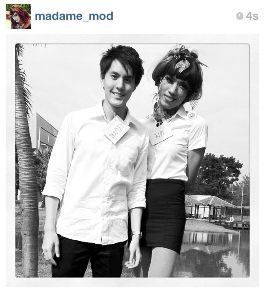 มาดามมดในชุดนักเรียน/นักศึกษา