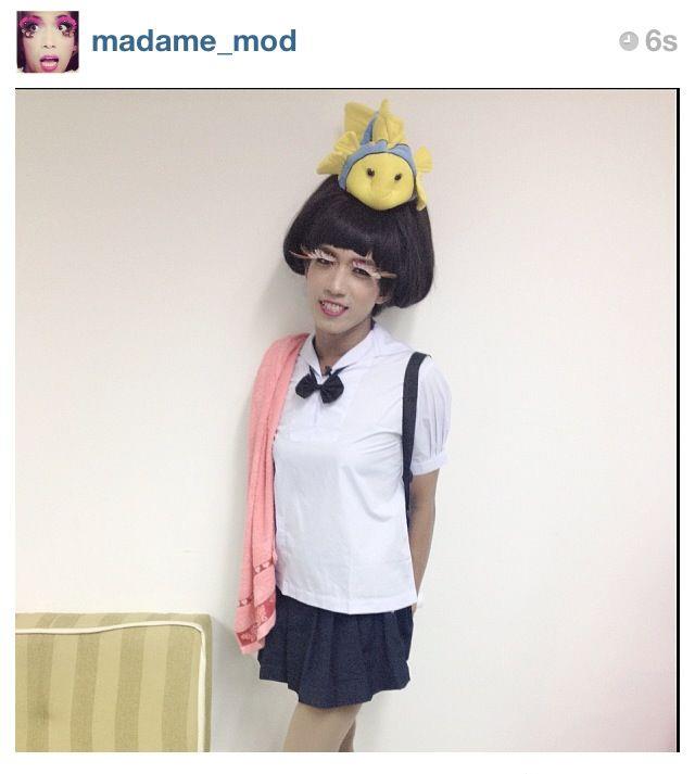 มาดามมดในชุดนักเรียน/นักศึกษา