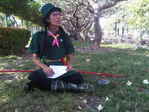 มาดามมดในชุดนักเรียน/นักศึกษา