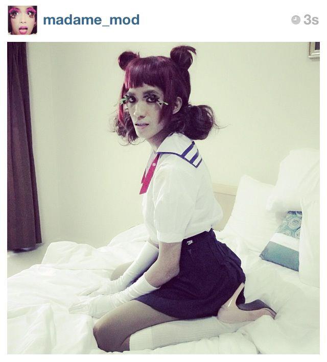 มาดามมดในชุดนักเรียน/นักศึกษา