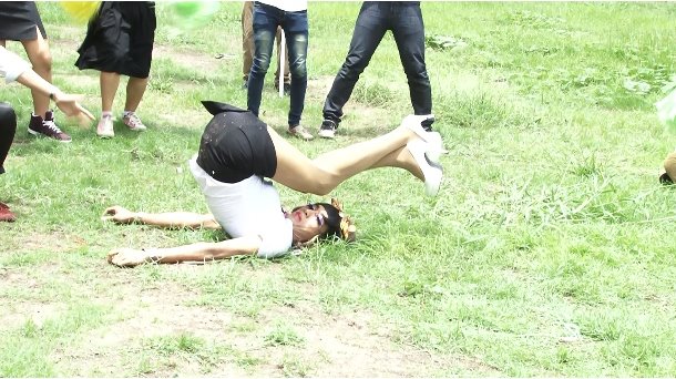 มาดามมดในชุดนักเรียน/นักศึกษา