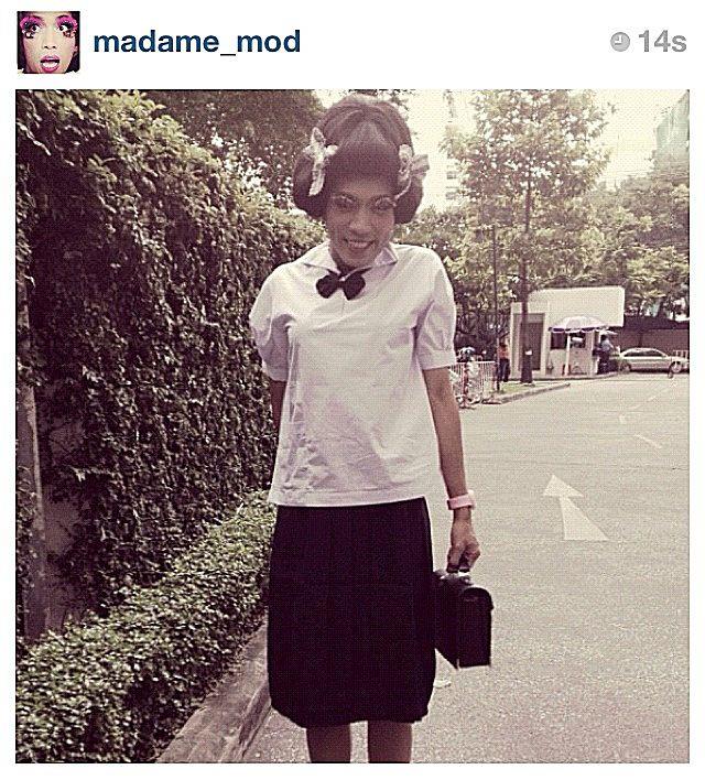 มาดามมดในชุดนักเรียน/นักศึกษา