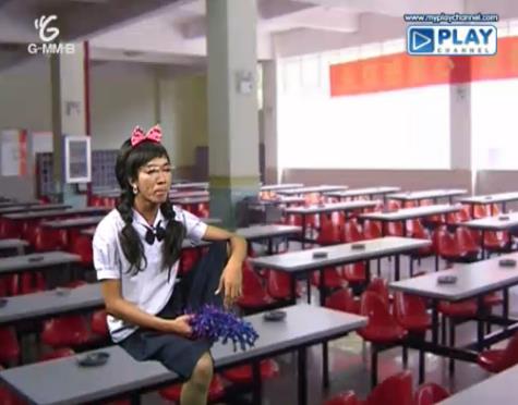 มาดามมดในชุดนักเรียน/นักศึกษา