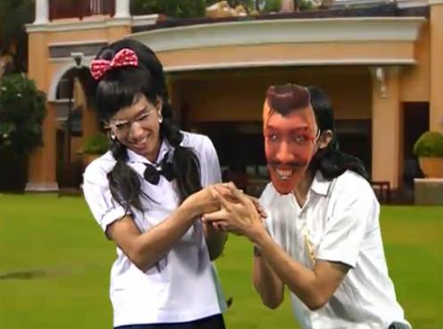 มาดามมดในชุดนักเรียน/นักศึกษา