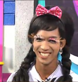 มาดามมดในชุดนักเรียน/นักศึกษา