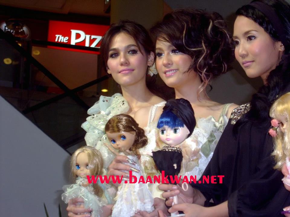 ขวัญ & ชมพู่ นำทีมเดินแบบตุ๊กบลายธ์ 2553