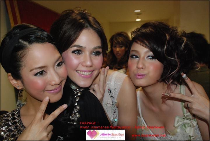 ขวัญ & ชมพู่ นำทีมเดินแบบตุ๊กบลายธ์ 2553