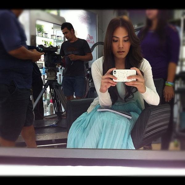 แฟชั่น มาแรง! กระโปรงพลีทยาว สไตล์ นังมุตตา จาก แรงเงา