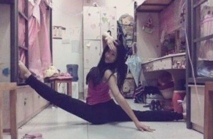 ท่าใหม่กำลังฮิต!! สาวจีนโพสท์ ท่าฉีกขา 180 องศา โชว์รูปลงเว็บ