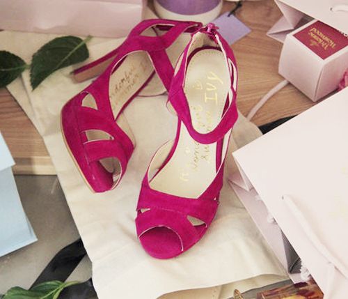 แฟชั่น รองเท้าส้นสูงสีสดใส สวยมั่นได้ แบบสาวอารมณ์ดี