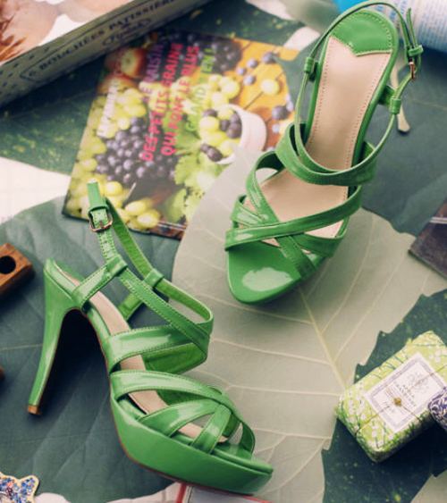 แฟชั่น รองเท้าส้นสูงสีสดใส สวยมั่นได้ แบบสาวอารมณ์ดี