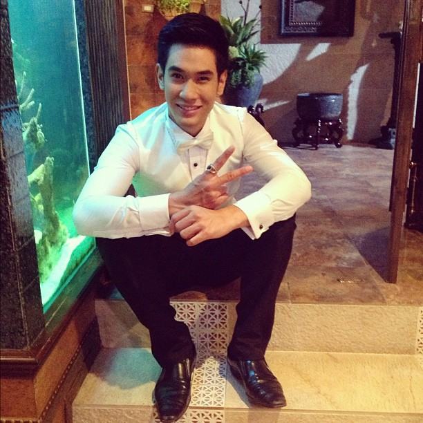 "อ๋อม อรรคพันธ์" ในกองละคร "วันนี้ที่รอคอย" 26/10/55