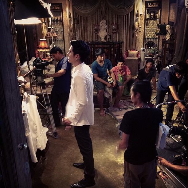 "อ๋อม อรรคพันธ์" ในกองละคร "วันนี้ที่รอคอย" 26/10/55