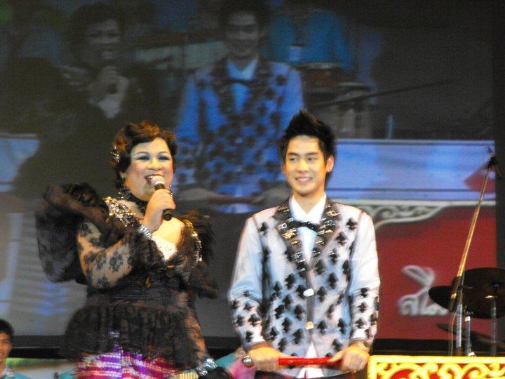 บรรยากาศงานลูกทุ่งปี 2553 ลุกทุ่งกลางแปลง