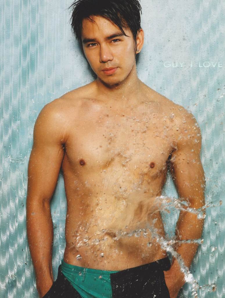 สามหนุ่มเนื้อแน่น