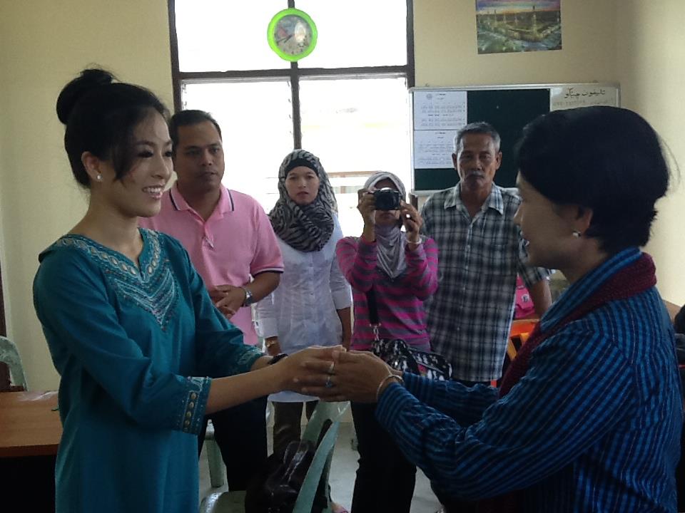 น้องโบว์ลิ่ง นางสาวไทย 2555 ลงใต้ (ปัตตานี) ถ่ายทำหนัง ละติจูดที่ 6