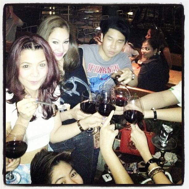 ขวัญ อุษามณี กับแก๊งค์เพื่อนสนิทในปาร์ตี้ชิลๆ