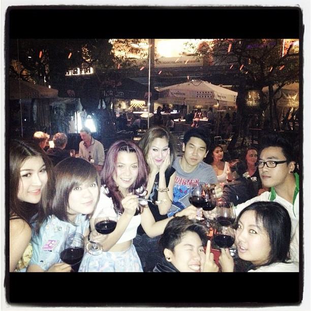 ขวัญ อุษามณี กับแก๊งค์เพื่อนสนิทในปาร์ตี้ชิลๆ