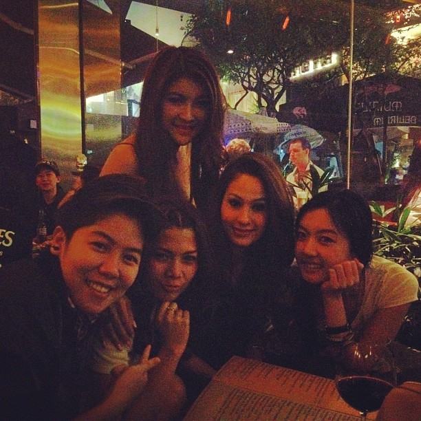 ขวัญ อุษามณี กับแก๊งค์เพื่อนสนิทในปาร์ตี้ชิลๆ