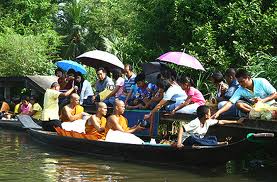 ประเพณีตักบาตรพระร้อย ปทุมธานี