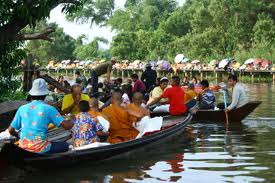 ประเพณีตักบาตรพระร้อย ปทุมธานี