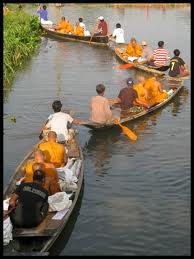 ประเพณีตักบาตรพระร้อย ปทุมธานี