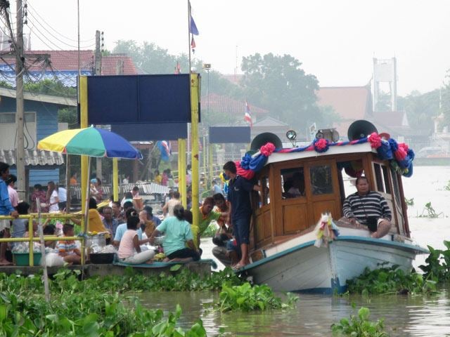 ประเพณีตักบาตรพระร้อย ปทุมธานี