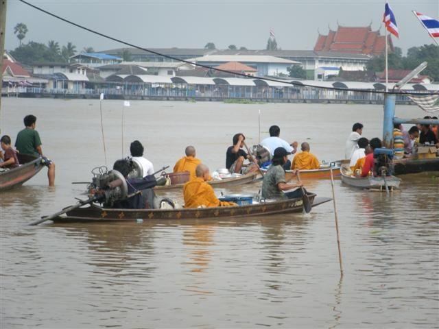 ประเพณีตักบาตรพระร้อย ปทุมธานี