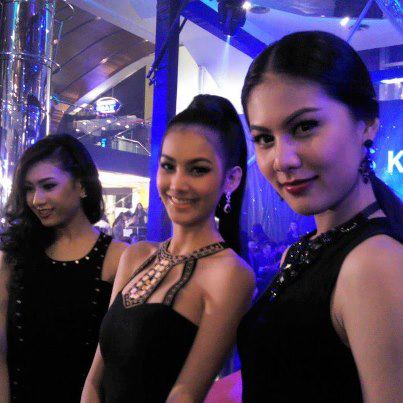 มายด์ Miss Earth Thailand 2012 และทีม MUT ในงานเปิดตัว James Bond ภาค SKYFALL