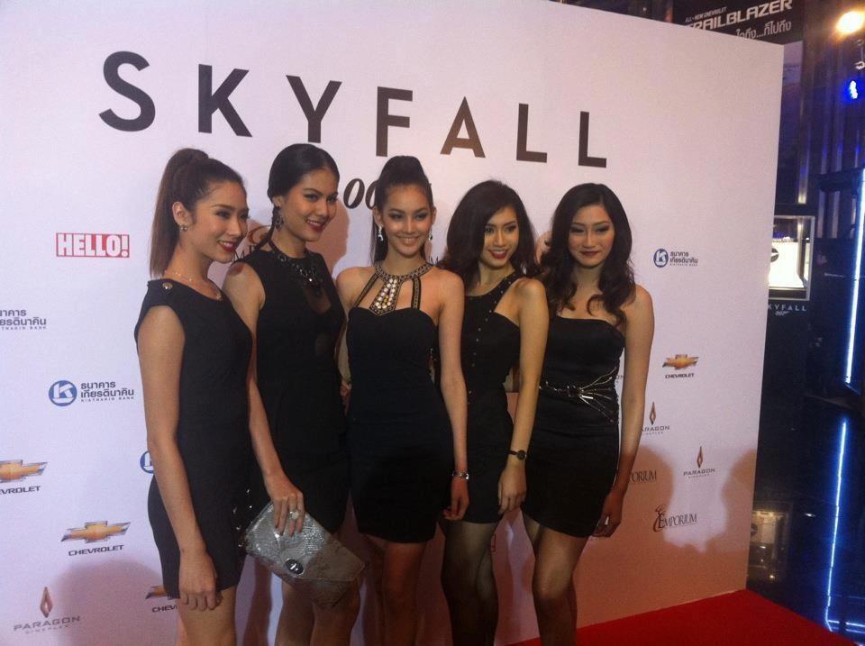 มายด์ Miss Earth Thailand 2012 และทีม MUT ในงานเปิดตัว James Bond ภาค SKYFALL