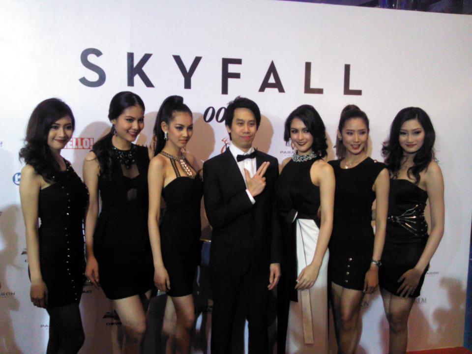 มายด์ Miss Earth Thailand 2012 และทีม MUT ในงานเปิดตัว James Bond ภาค SKYFALL