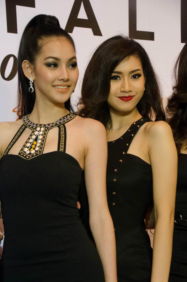 มายด์ Miss Earth Thailand 2012 และทีม MUT ในงานเปิดตัว James Bond ภาค SKYFALL