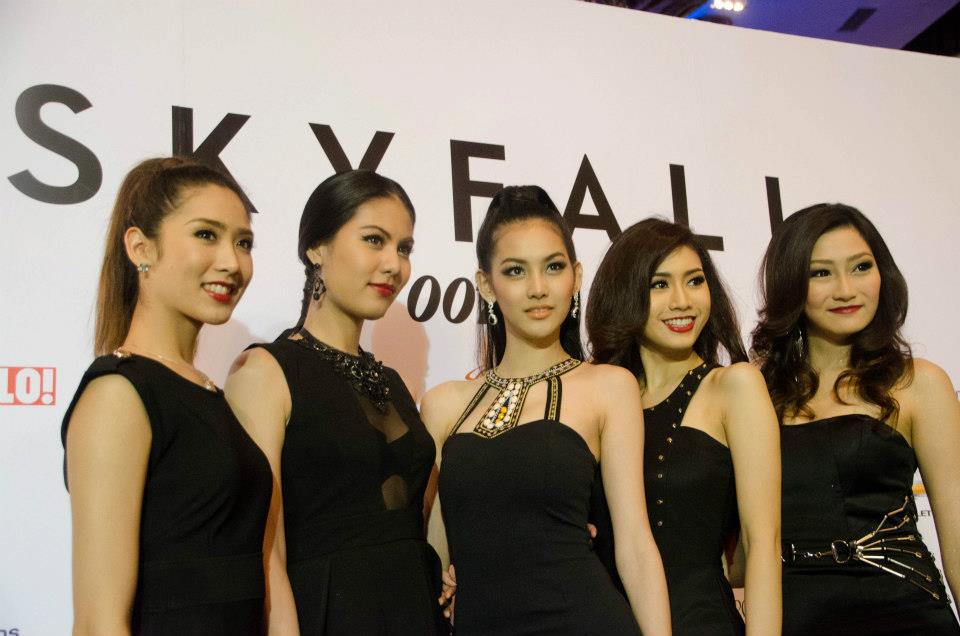 มายด์ Miss Earth Thailand 2012 และทีม MUT ในงานเปิดตัว James Bond ภาค SKYFALL