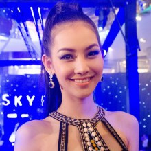 มายด์ Miss Earth Thailand 2012 และทีม MUT ในงานเปิดตัว James Bond ภาค SKYFALL