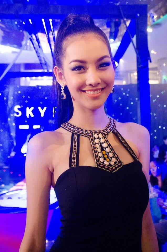 มายด์ Miss Earth Thailand 2012 และทีม MUT ในงานเปิดตัว James Bond ภาค SKYFALL