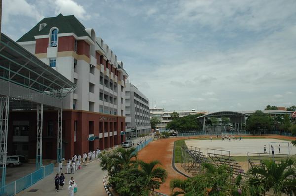 โรงเรียนในภาคอีสาน ที่ติด 1 ใน 100 โรงเรียนที่เก่งที่สุดในประเทศไทย 2555