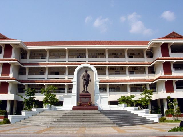 โรงเรียนในภาคอีสาน ที่ติด 1 ใน 100 โรงเรียนที่เก่งที่สุดในประเทศไทย 2555