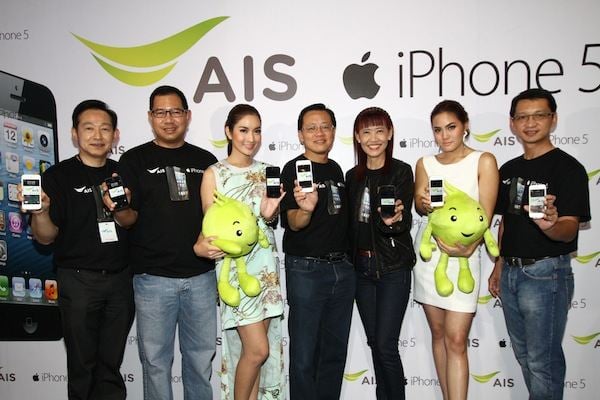 วนิดา & มุนินทร์ ในงานเปิดตัว iPhone5 ของ AIS