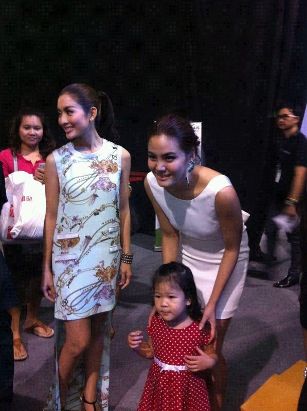 วนิดา & มุนินทร์ ในงานเปิดตัว iPhone5 ของ AIS