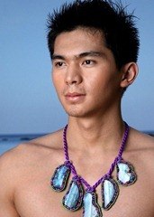 ผู้ชายกับสร้อยคอ