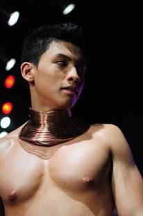 ผู้ชายกับสร้อยคอ