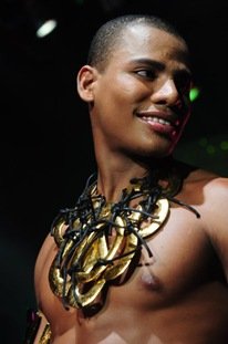 ผู้ชายกับสร้อยคอ