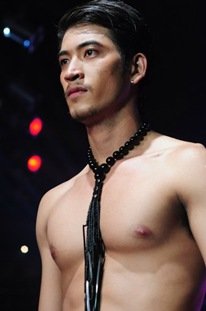 ผู้ชายกับสร้อยคอ