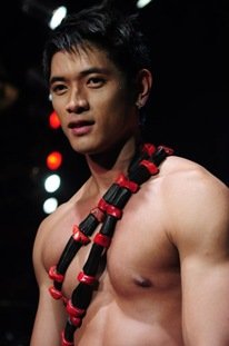 ผู้ชายกับสร้อยคอ