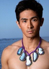 ผู้ชายกับสร้อยคอ