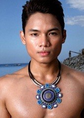 ผู้ชายกับสร้อยคอ