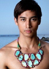 ผู้ชายกับสร้อยคอ