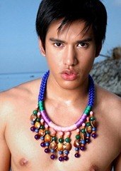 ผู้ชายกับสร้อยคอ