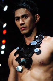 ผู้ชายกับสร้อยคอ